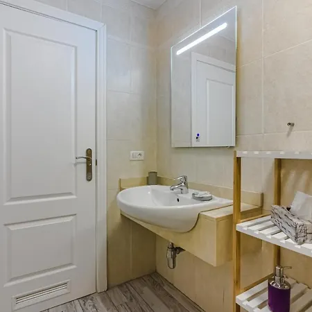 Apartment Cozy In El Duque By Altamarhomes